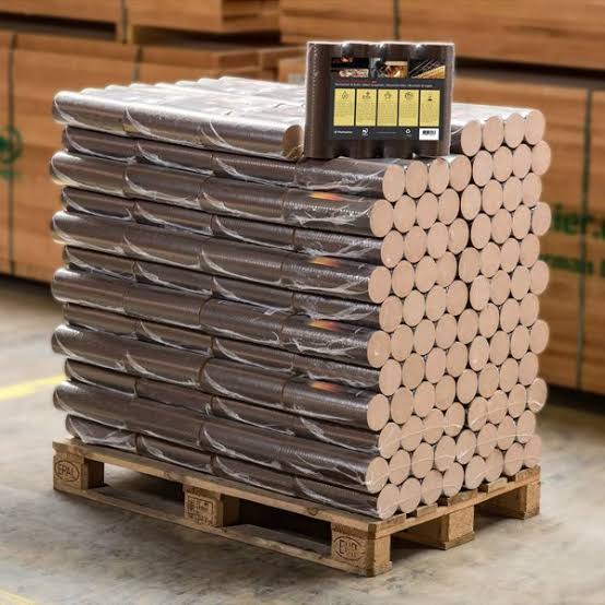 Gestapelte Presslinge aus verdichtetem Holz auf einer Palette