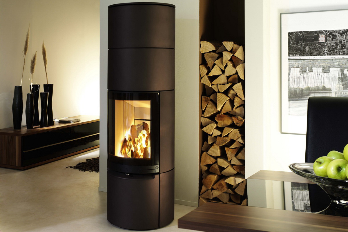 Ofen mit Feuer neben einem Stapel Holz und einem Sack Pellets